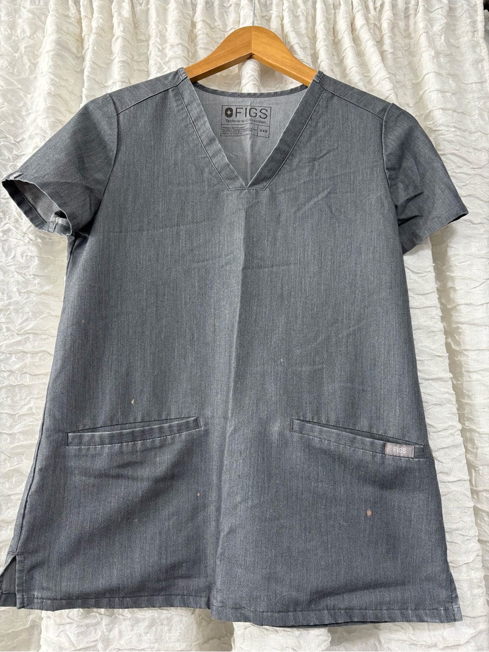 Figs womens V-Neck Shirt in Charcoal Gray